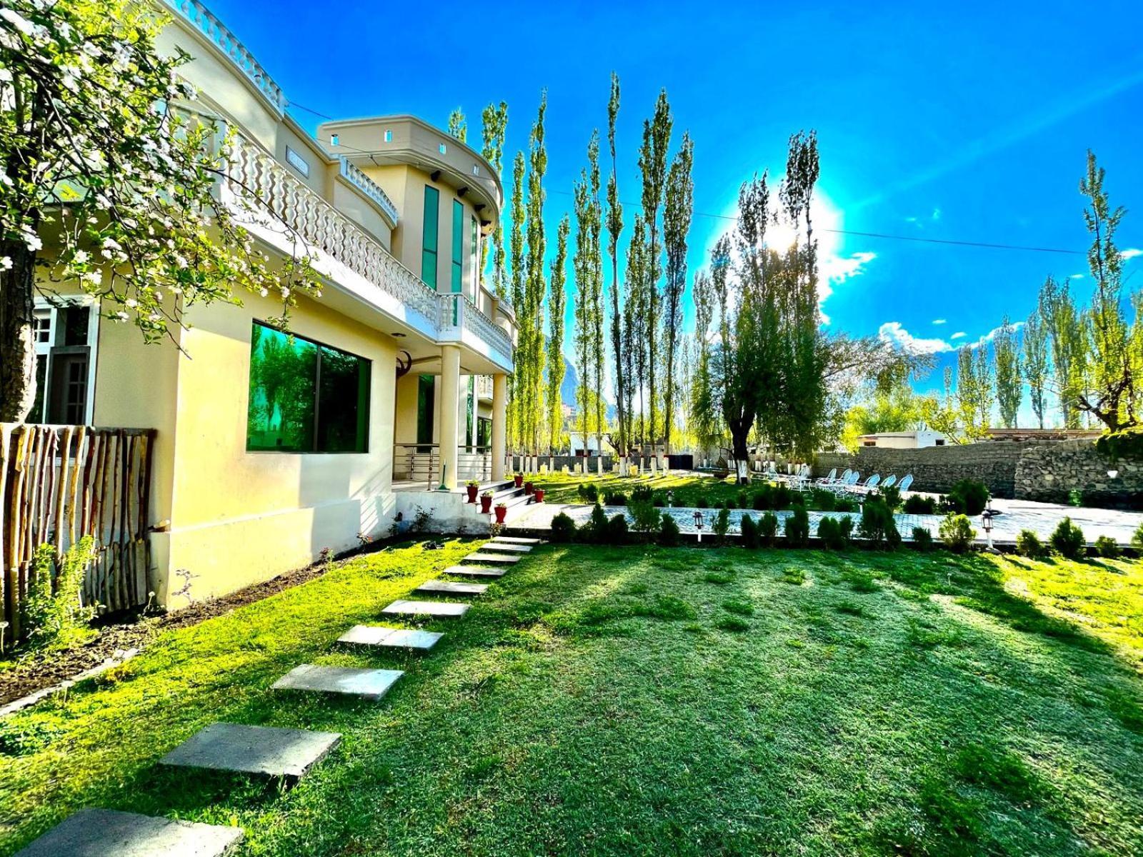 Skardu Saraye Hotel & Resort Екстериор снимка